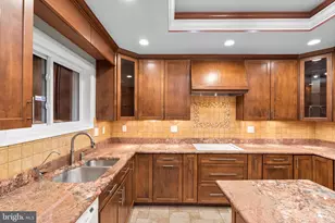 7711 Arrowood Ct, Bethesda, MD 20817 - Photo 9