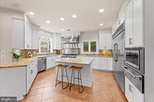 9809 Tibron Ct, Potomac, MD 20854 - Photo 7