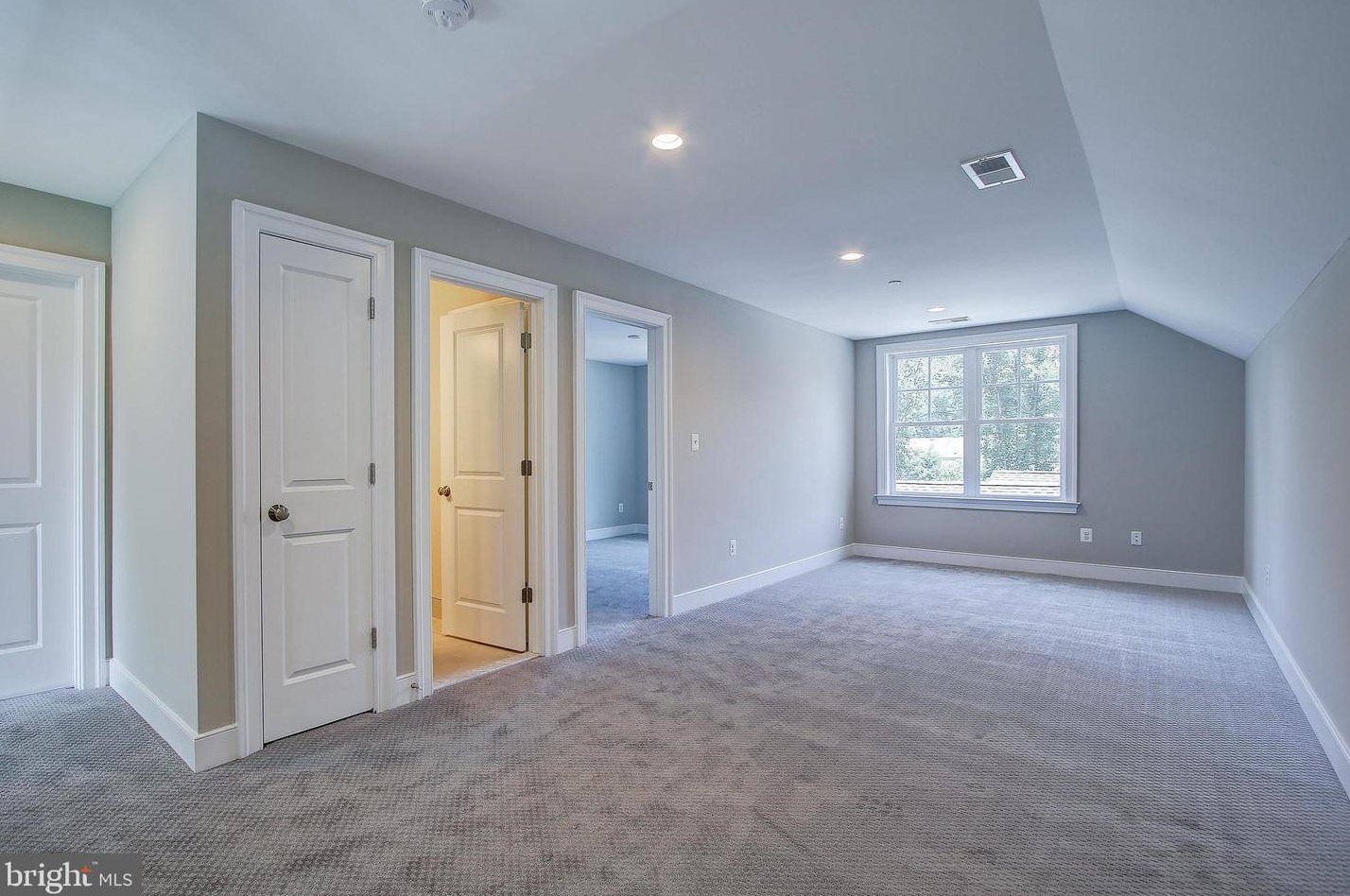 10100 Fleming Ave, Bethesda MD 20814-2120 exterior