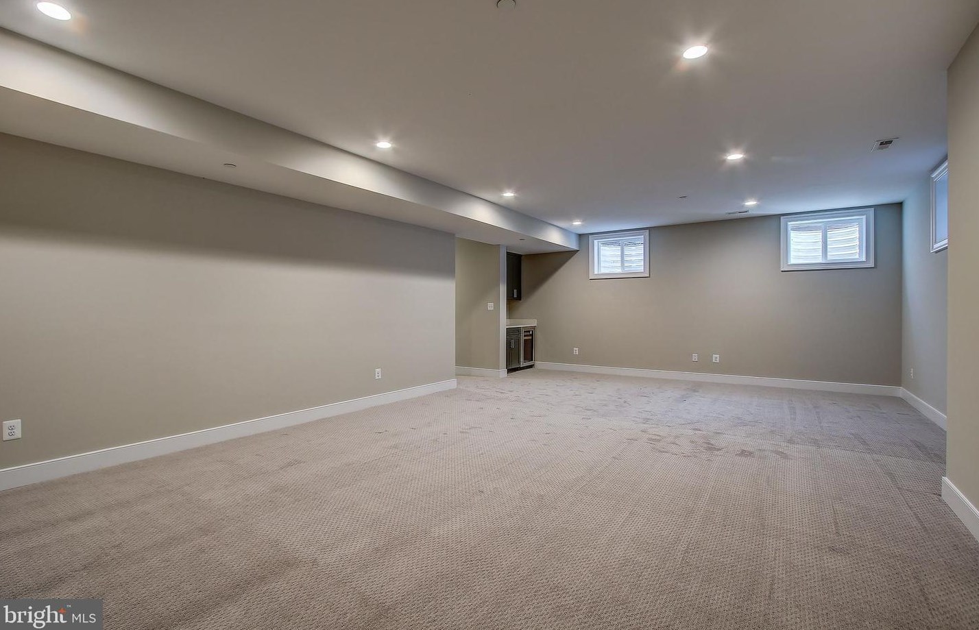 10100 Fleming Ave, Bethesda MD 20814-2120 exterior