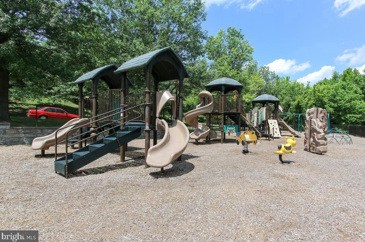 955 Hillside Lake Ter, Gaithersburg MD  20878-5256 exterior