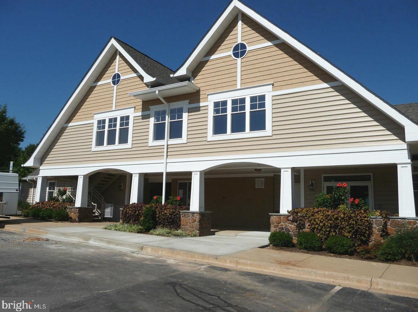 1041 Hillside Lake Ter, Gaithersburg MD  20878-5259 exterior