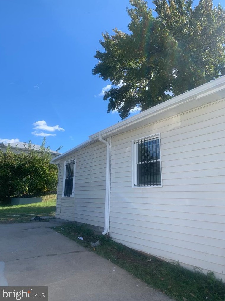 911 Balsamtree Dr, Capitol Heights MD 20743-1427 exterior