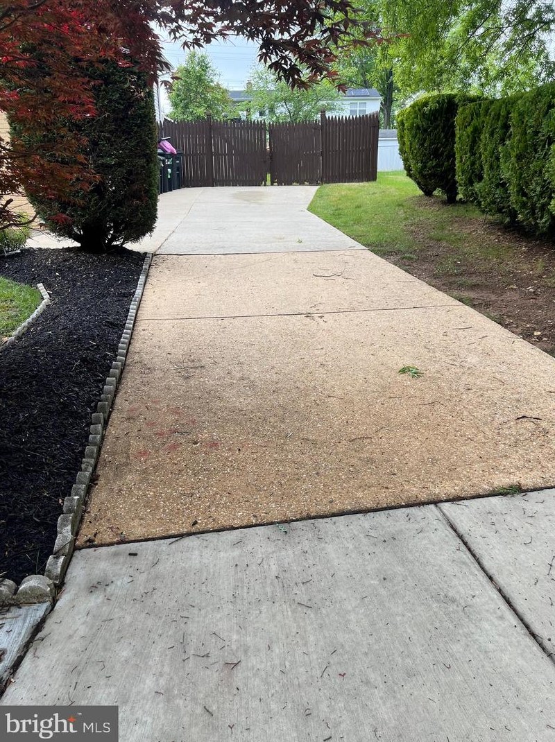 9511 Dalmatia Dr, Clinton MD  20735-4404 exterior