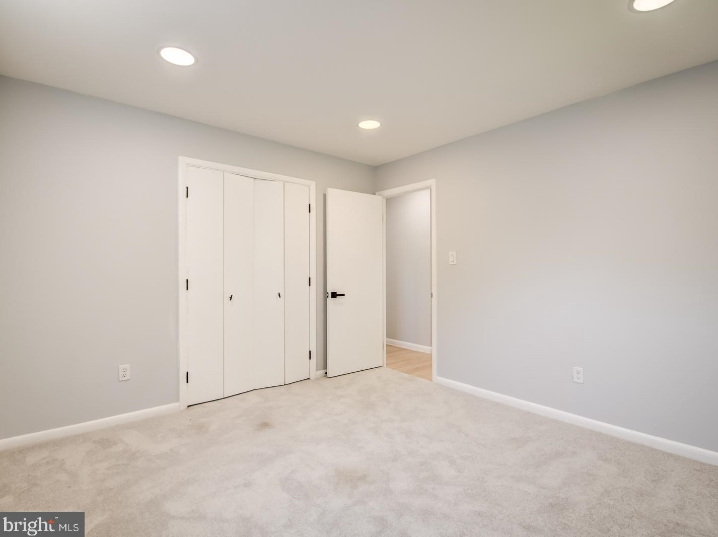 9214 Rolling Vw Dr, Lanham MD 20706-2458 exterior