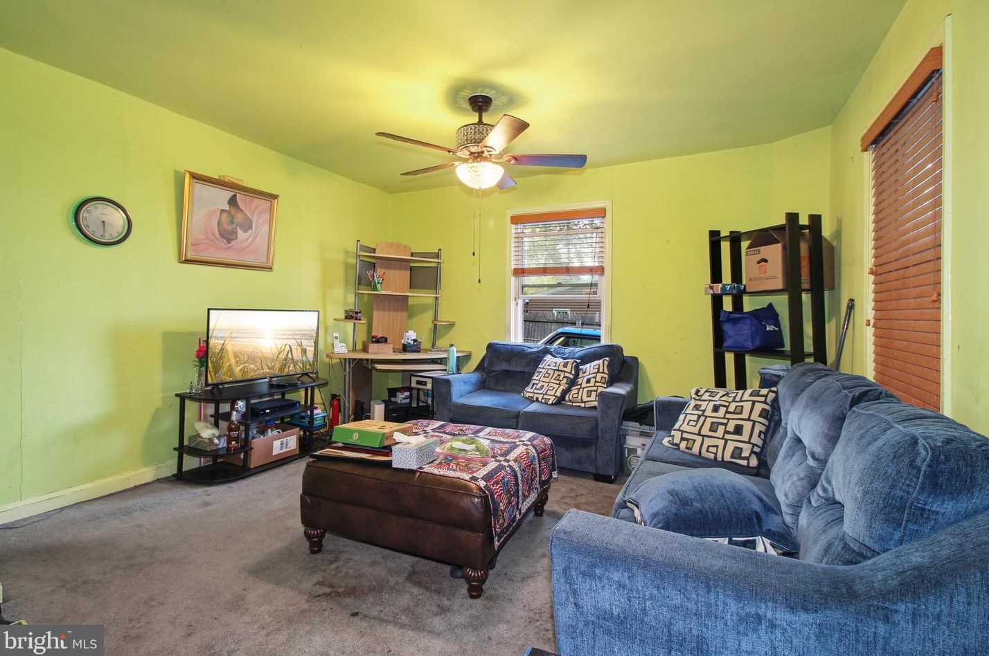 907 Rollins Ave, Capitol Heights MD  20743-4322 exterior