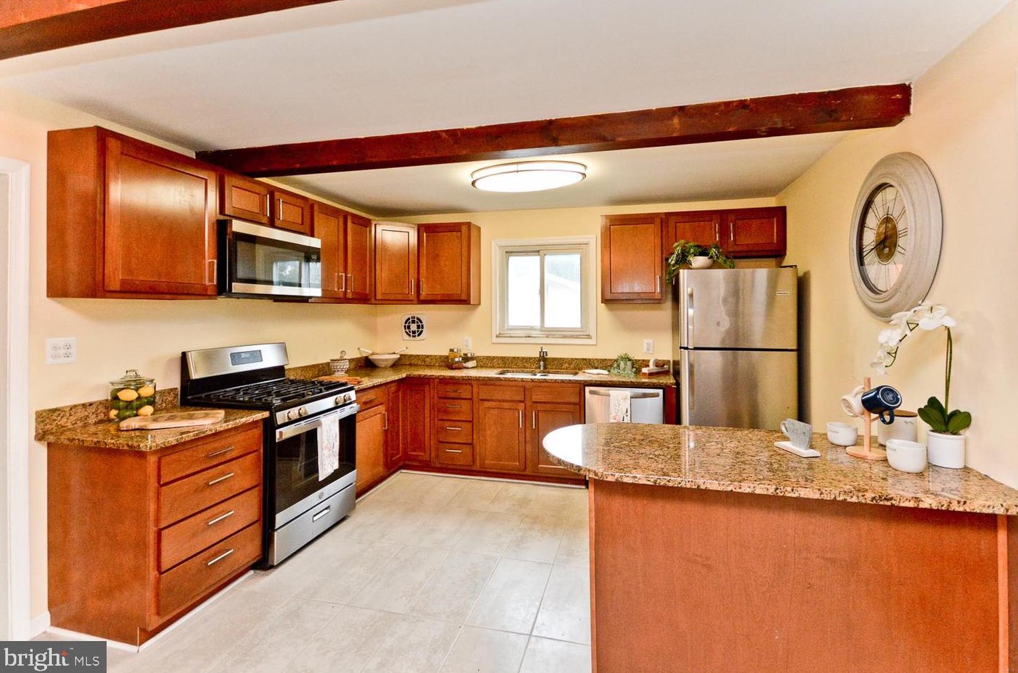 6904 Drylog St, Capitol Heights MD  20743-2403 exterior