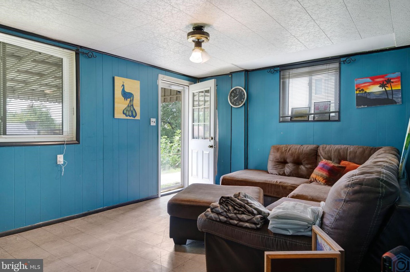 6815 Drylog St, Capitol Heights MD 20743-2401 exterior