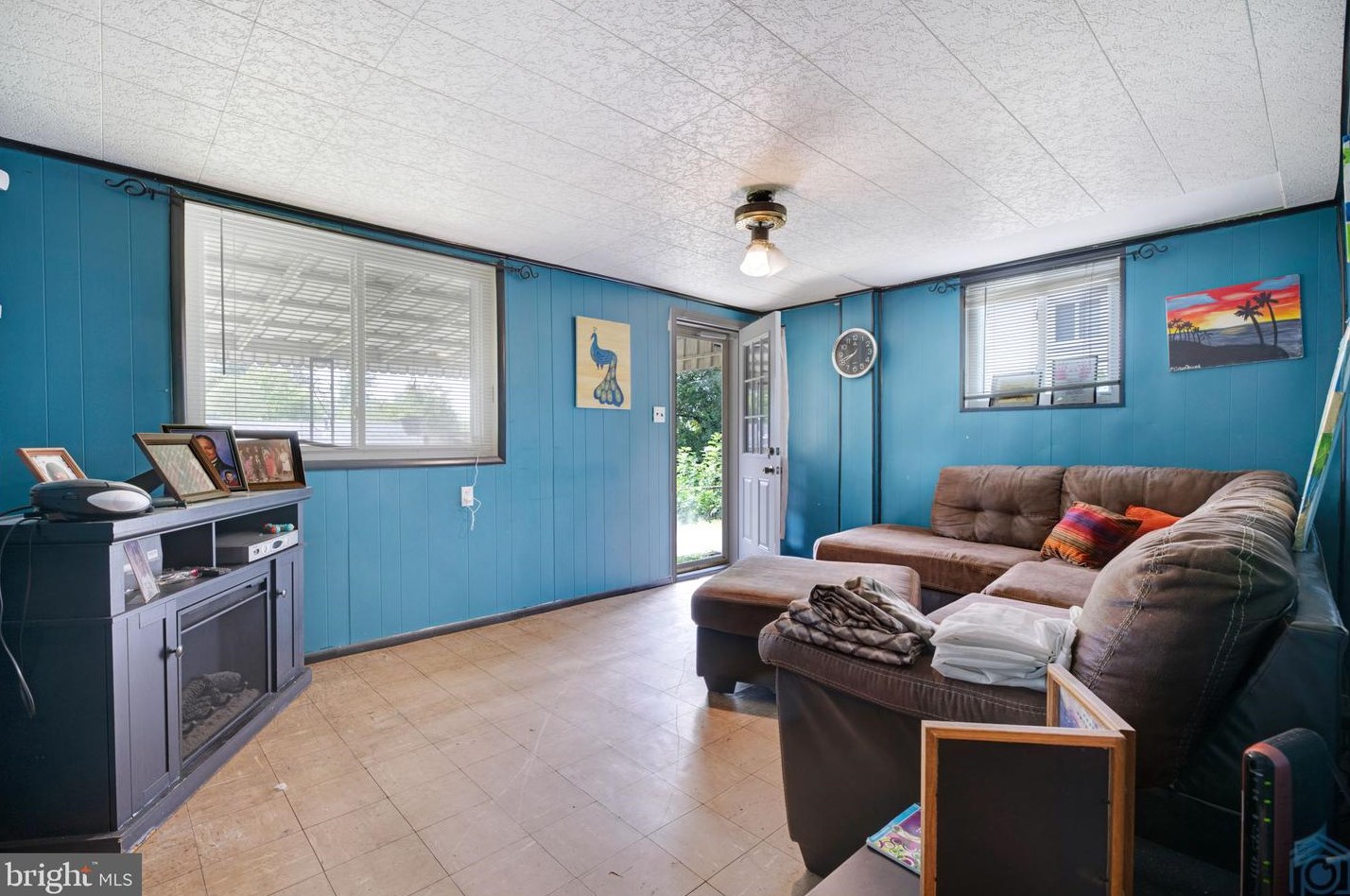 6815 Drylog St, Capitol Heights MD 20743-2401 exterior