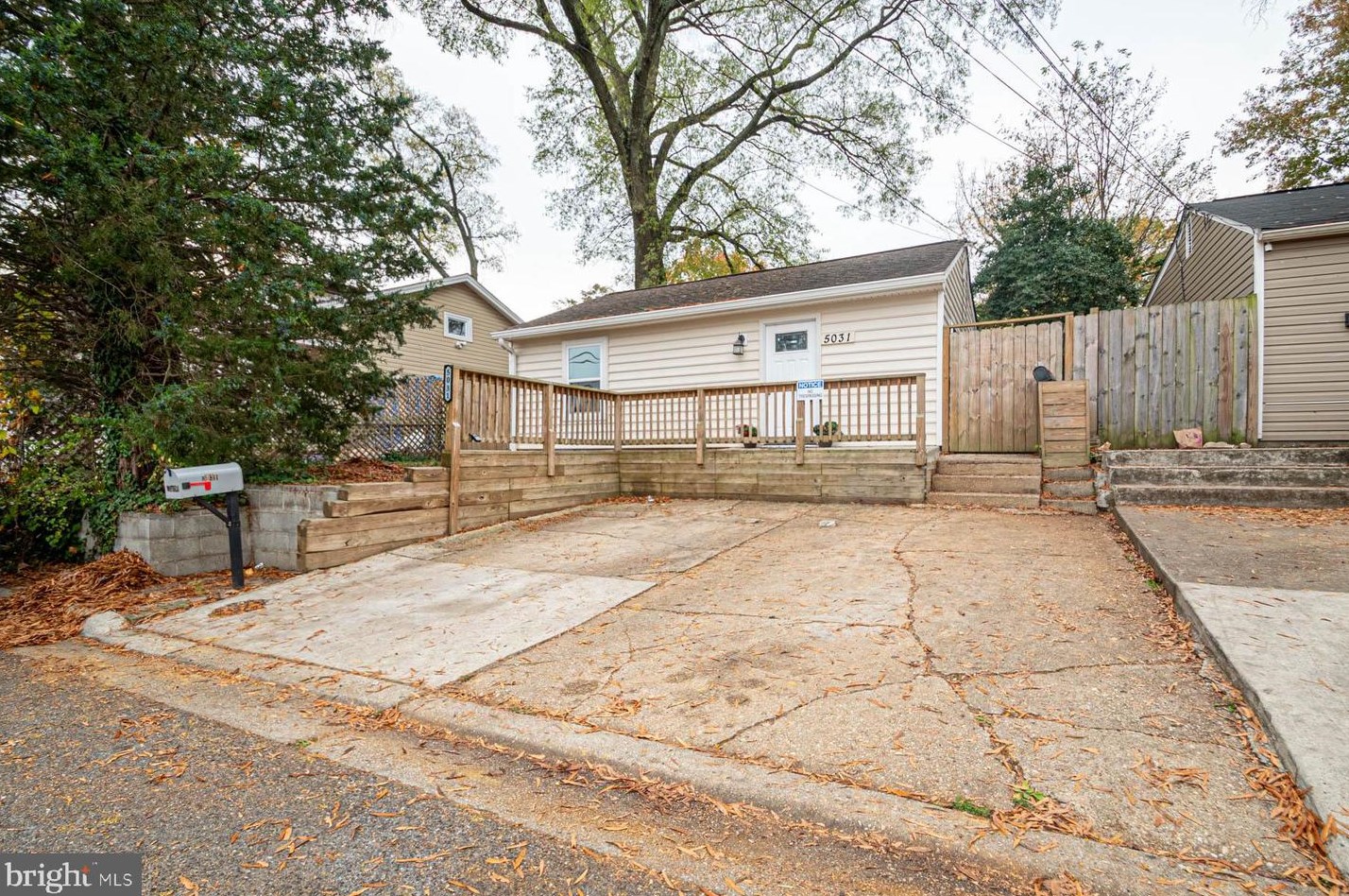 5031 Emo St, Capitol Heights MD  20743-2858 exterior