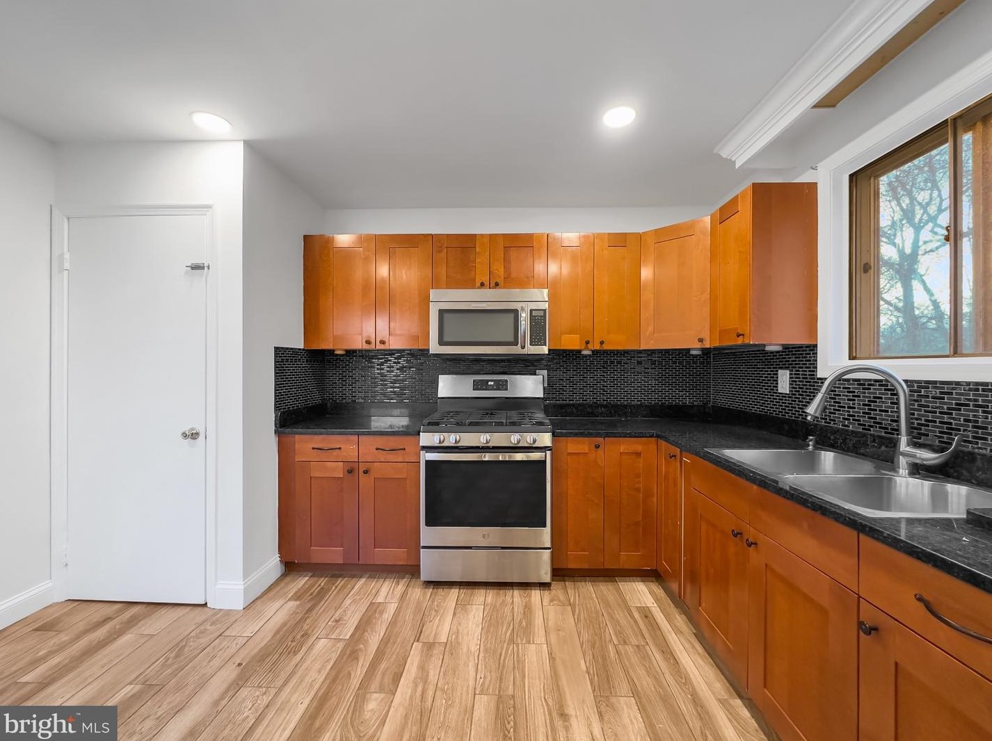 909 Glacier Ave, Capitol Heights MD  20743-3906 exterior