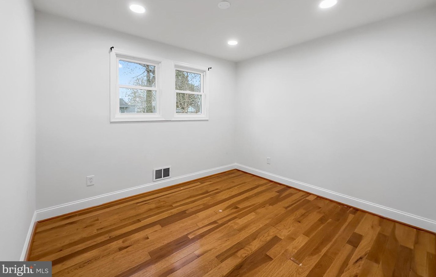 909 Glacier Ave, Capitol Heights MD  20743-3906 exterior