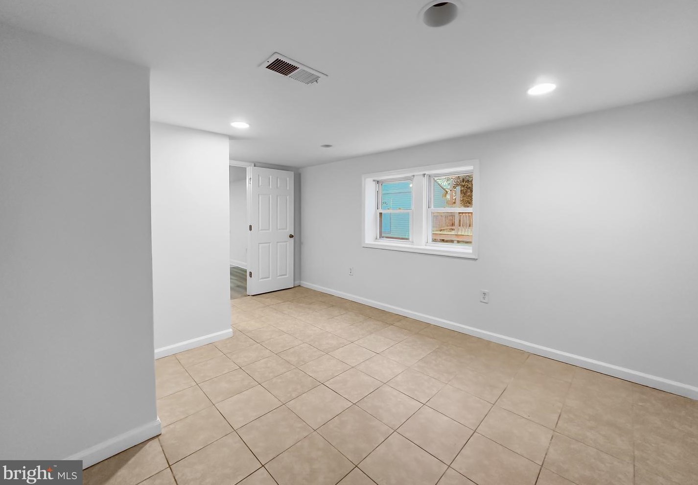 909 Glacier Ave, Capitol Heights MD  20743-3906 exterior