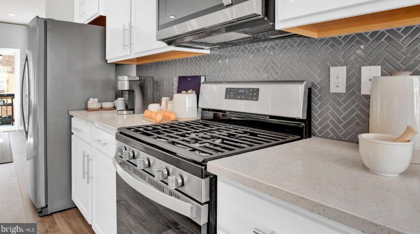 8831 Mimosa Ave, Clinton MD 20735-2648 exterior