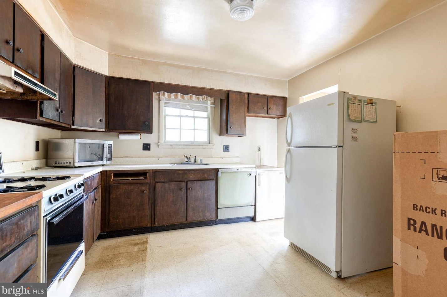 6117 Armor Dr, Clinton MD  20735-3411 exterior