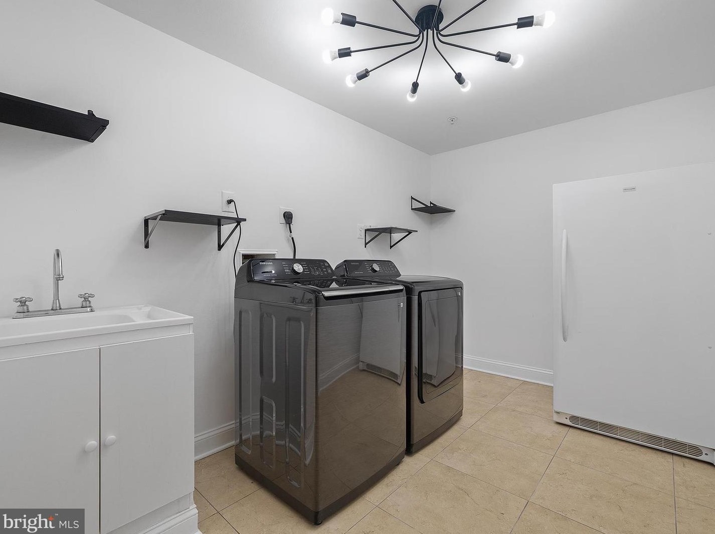 7505 Castle Rock Dr, Clinton MD 20735-1870 exterior