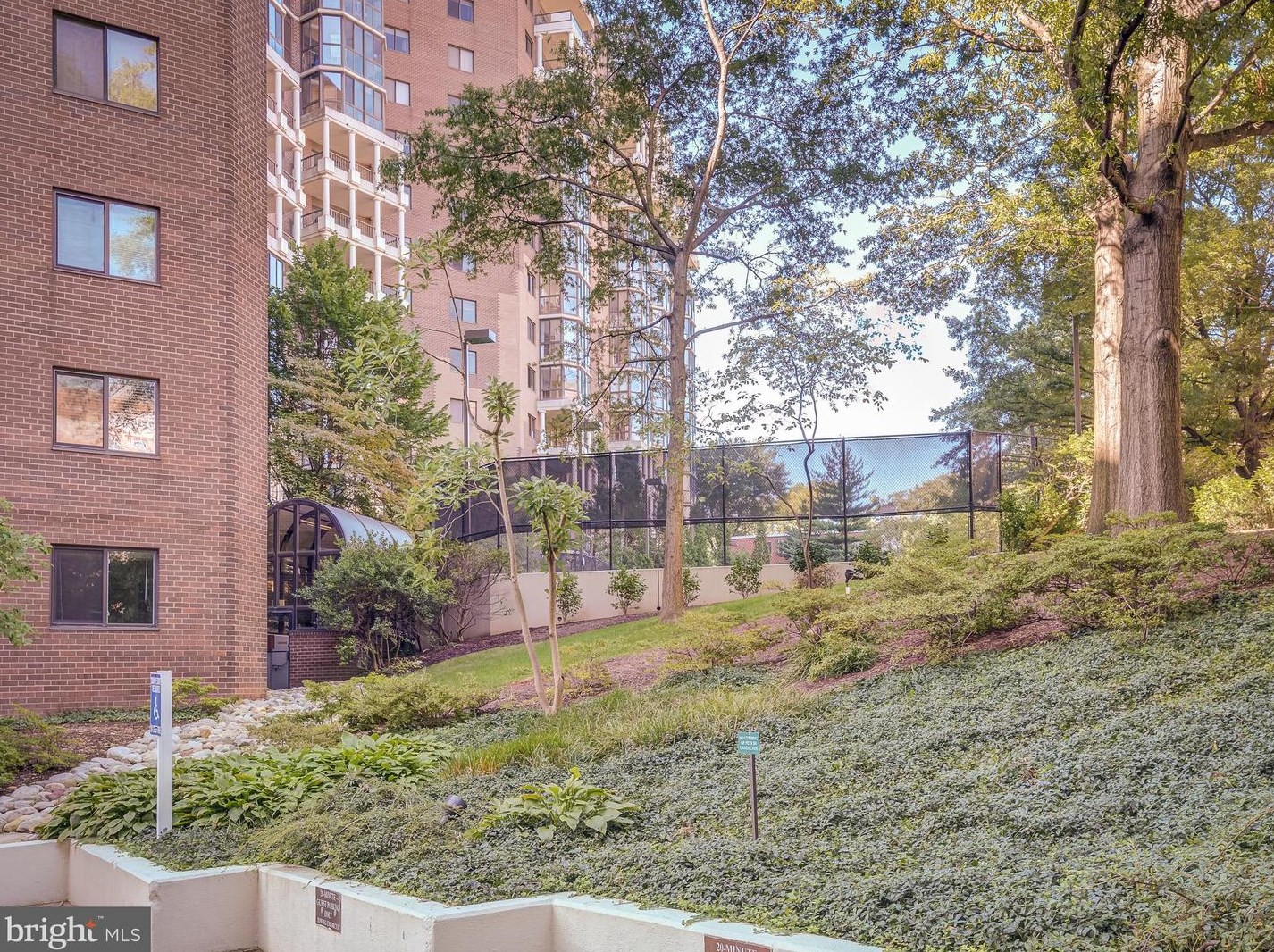1600 Oak St, Arlington VA  22209-2751 exterior