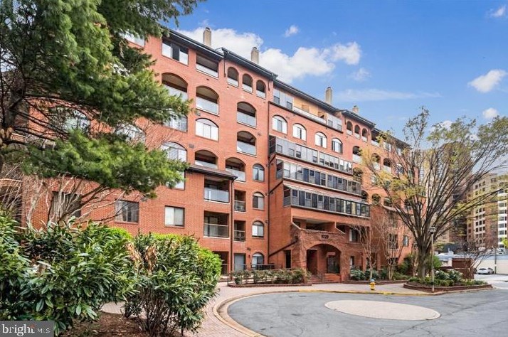 1029 Stuart St, Arlington VA  22201-4738 exterior