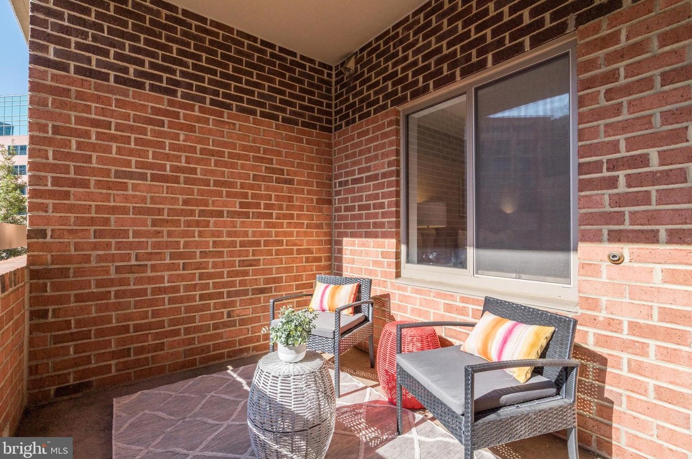 1050 Stuart St, Arlington VA  22201-4716 exterior