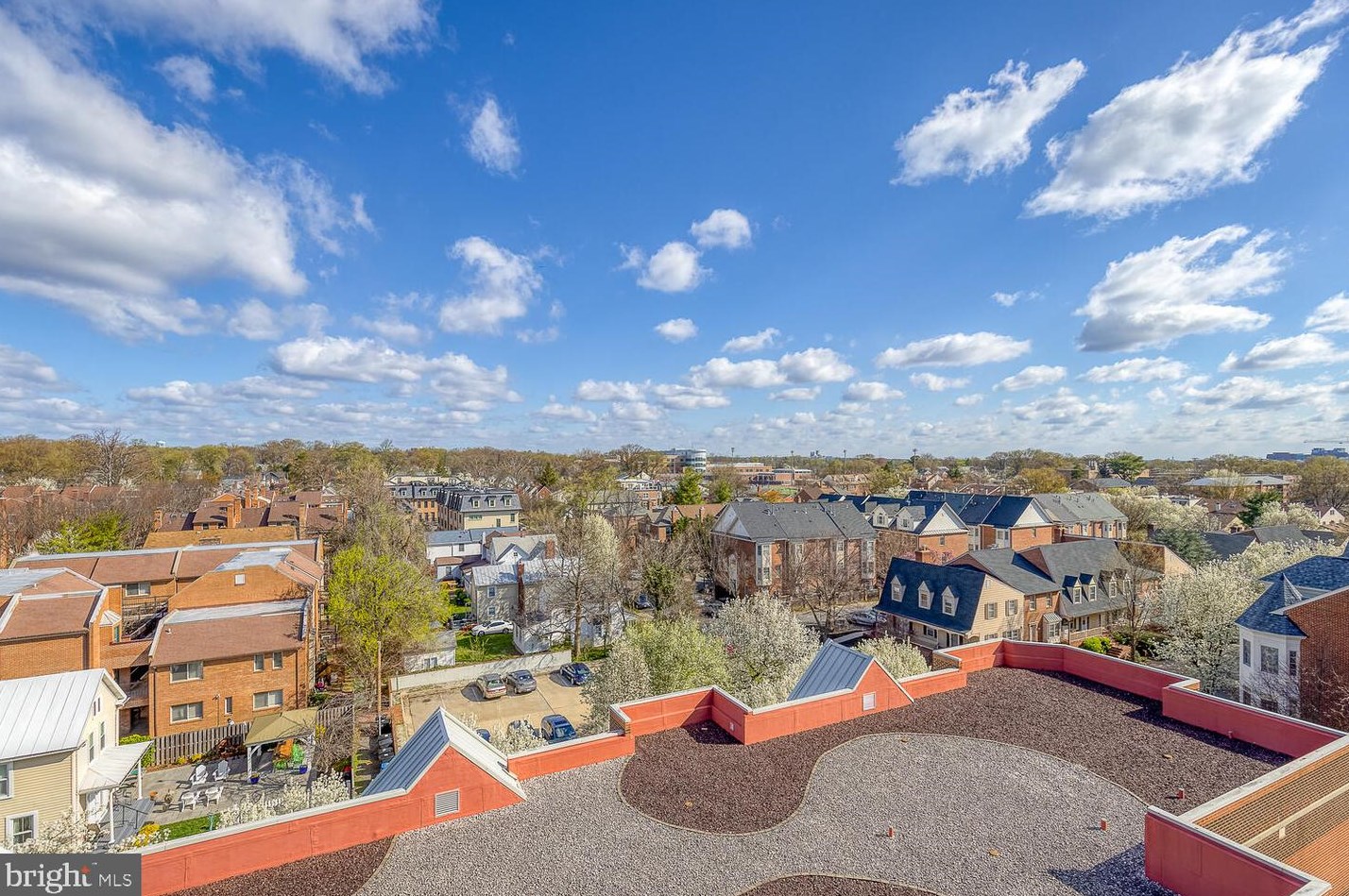 1050 Stuart St, Arlington VA  22201-4716 exterior
