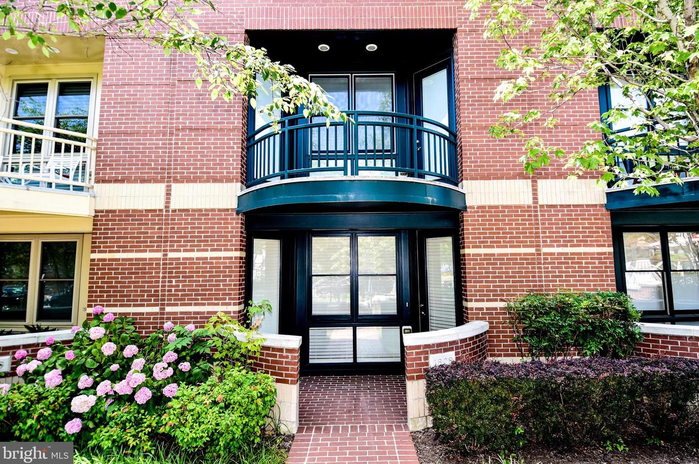 1628 Rhodes St, Arlington VA  22209-2819 exterior