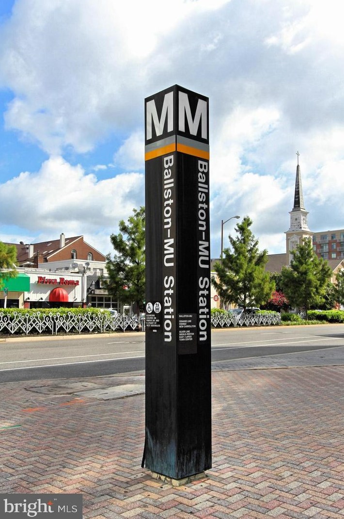 228 Thomas St, Arlington VA 22203-3618 exterior