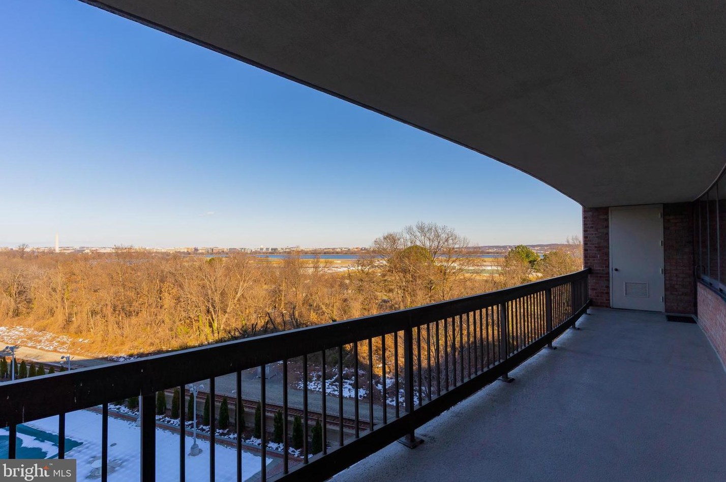 1805 Crystal Dr, Arlington VA  22202-4400 exterior