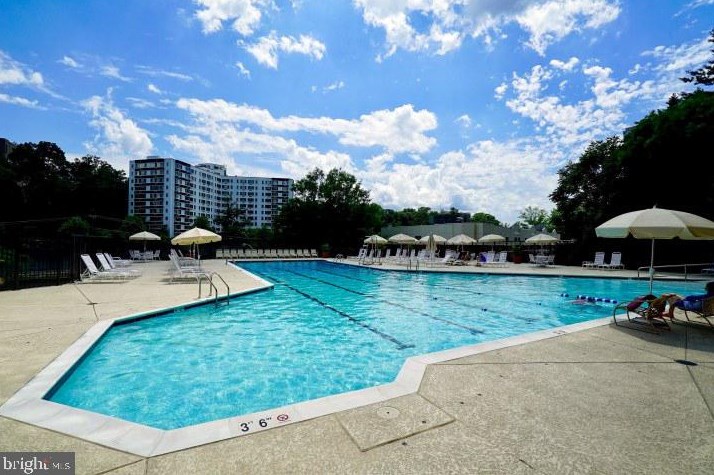 1600 Oak St, Arlington VA  22209-2751 exterior