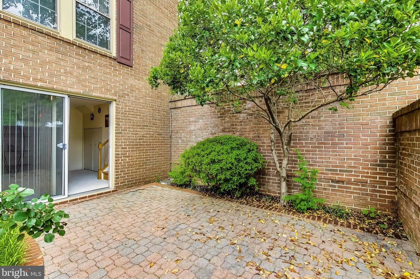 1900 Daniel St, Arlington VA 22201-4110 exterior