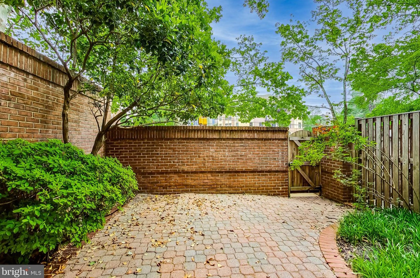 1900 Daniel St, Arlington VA 22201-4110 exterior