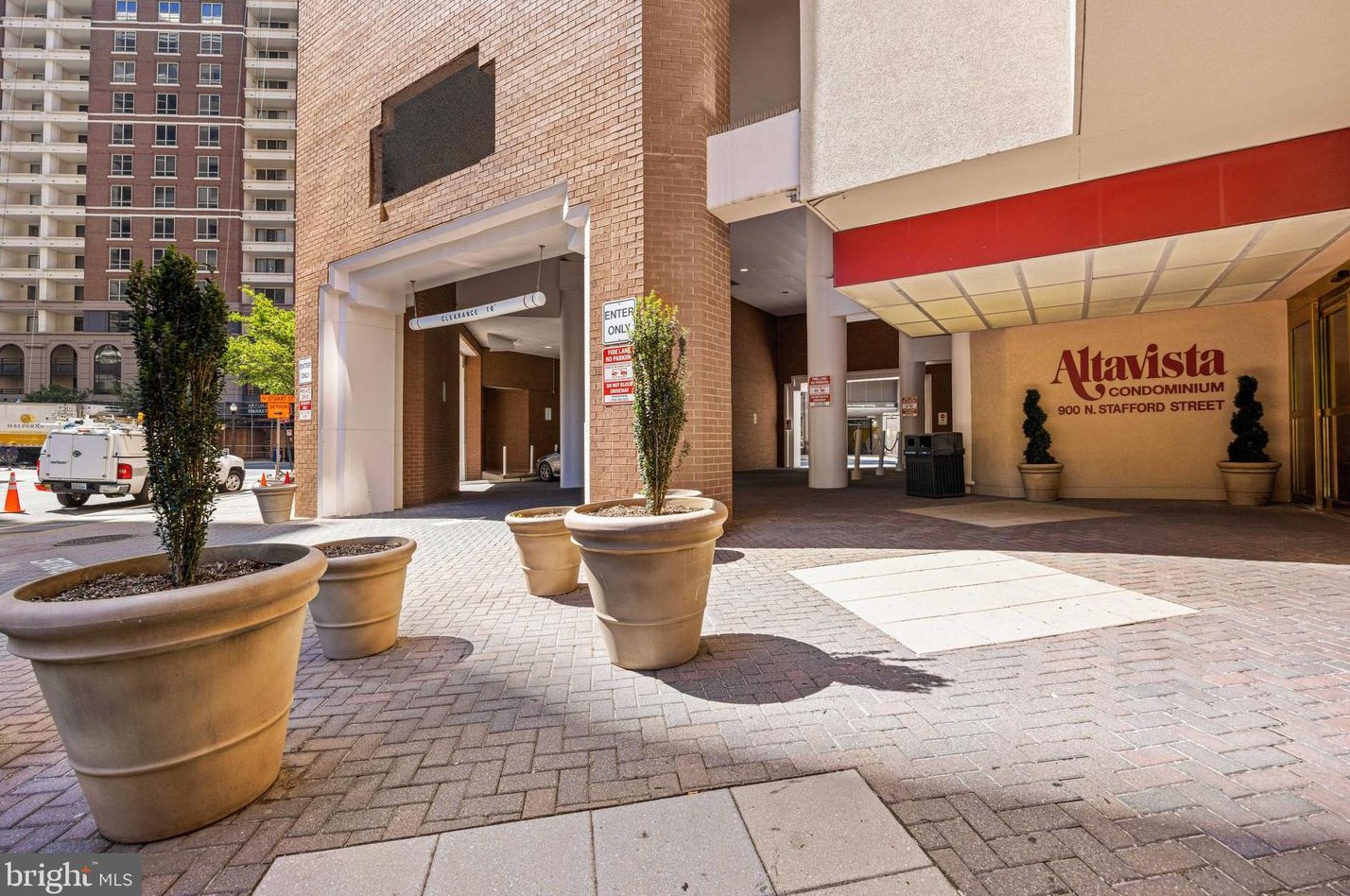 900 Stafford St, Arlington VA  22203-1842 exterior