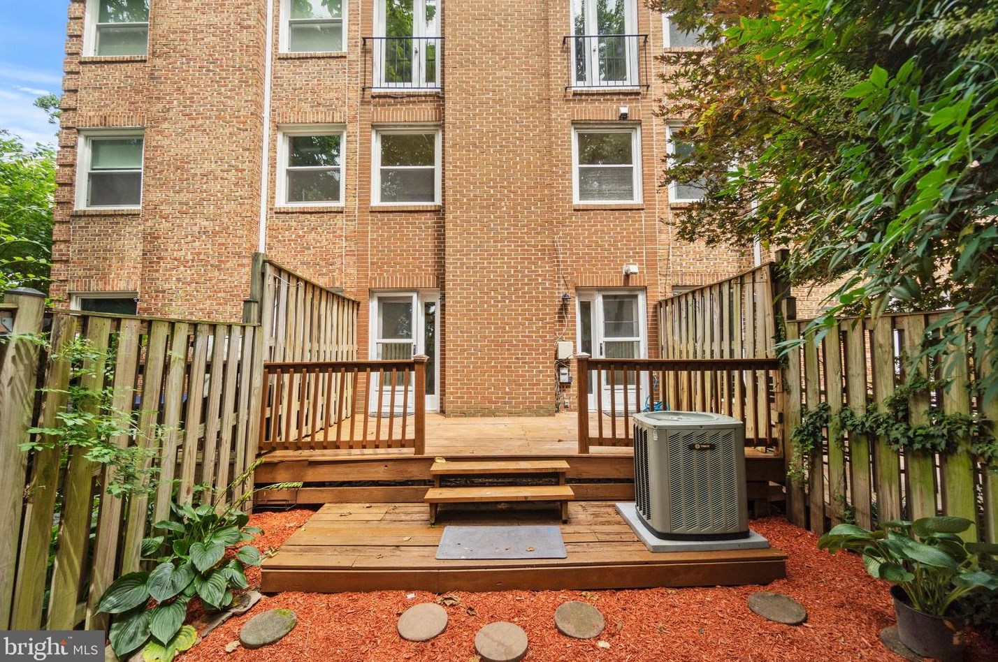 4810 Fairfax Dr, Arlington VA 22203-1510 exterior