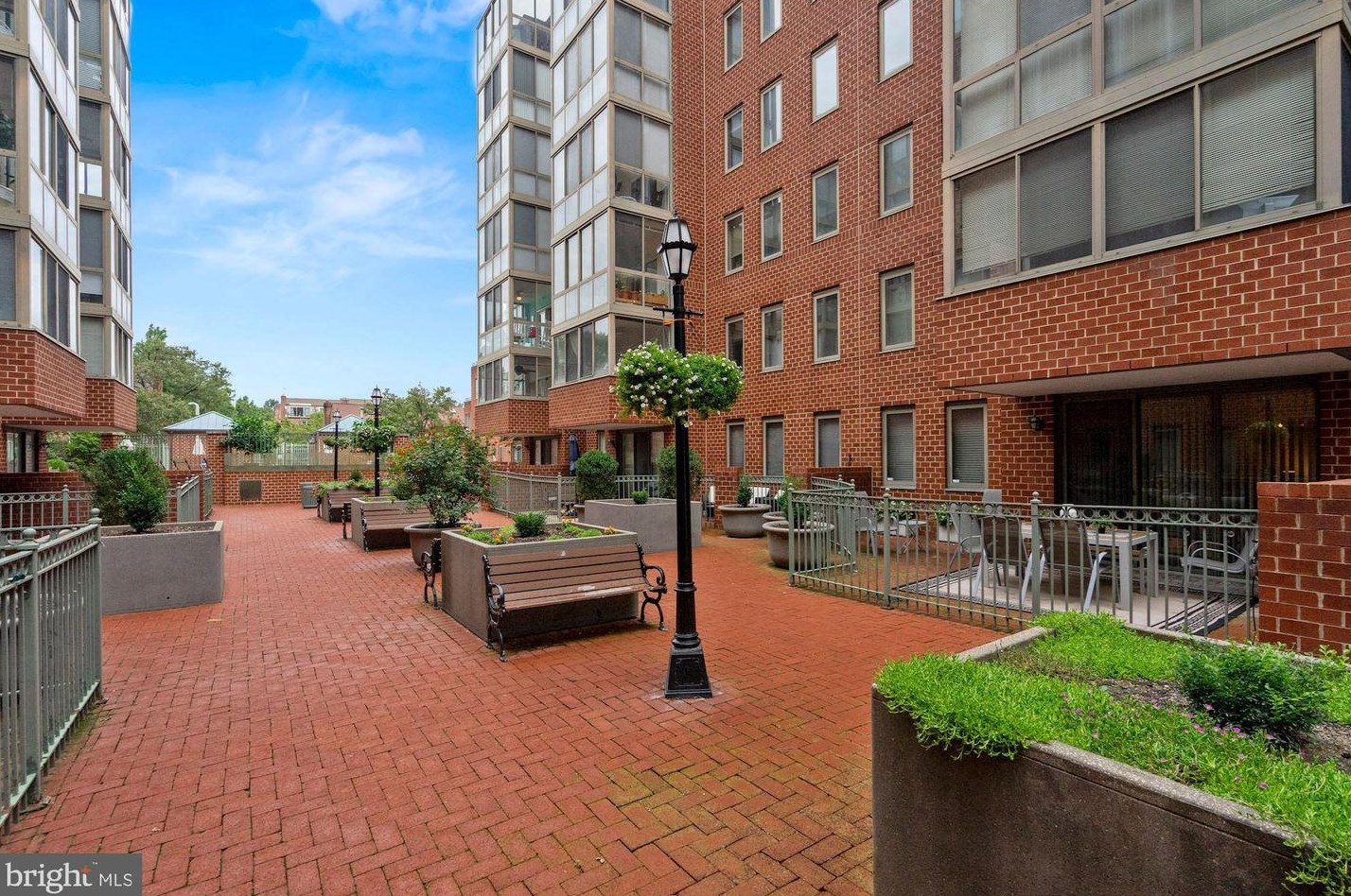 1050 Taylor St, Arlington VA  22201-4706 exterior