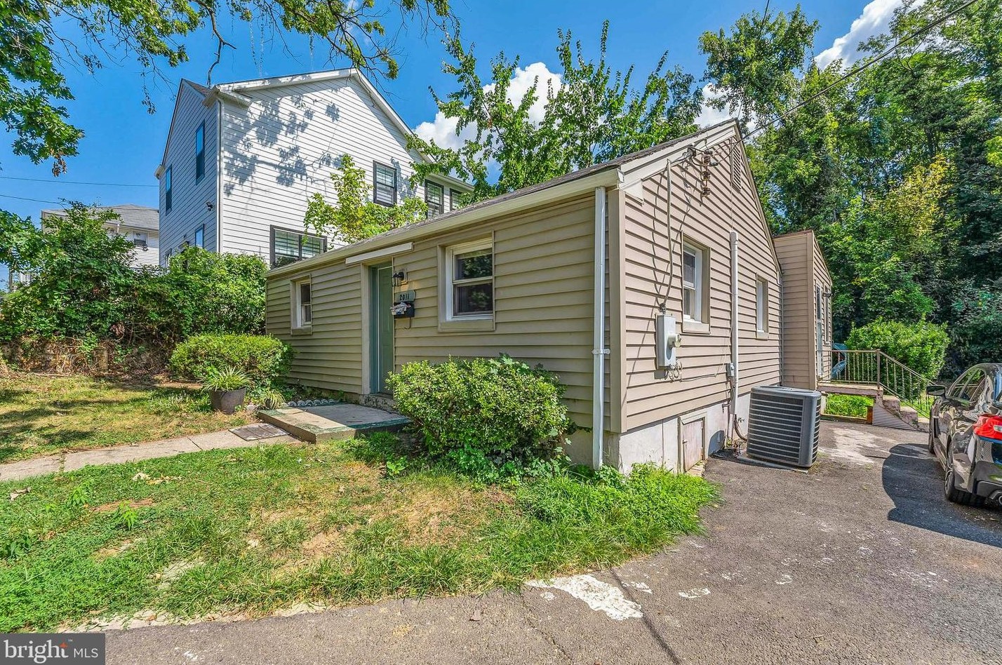 2011 Monroe St, Arlington VA  22204-5403 exterior