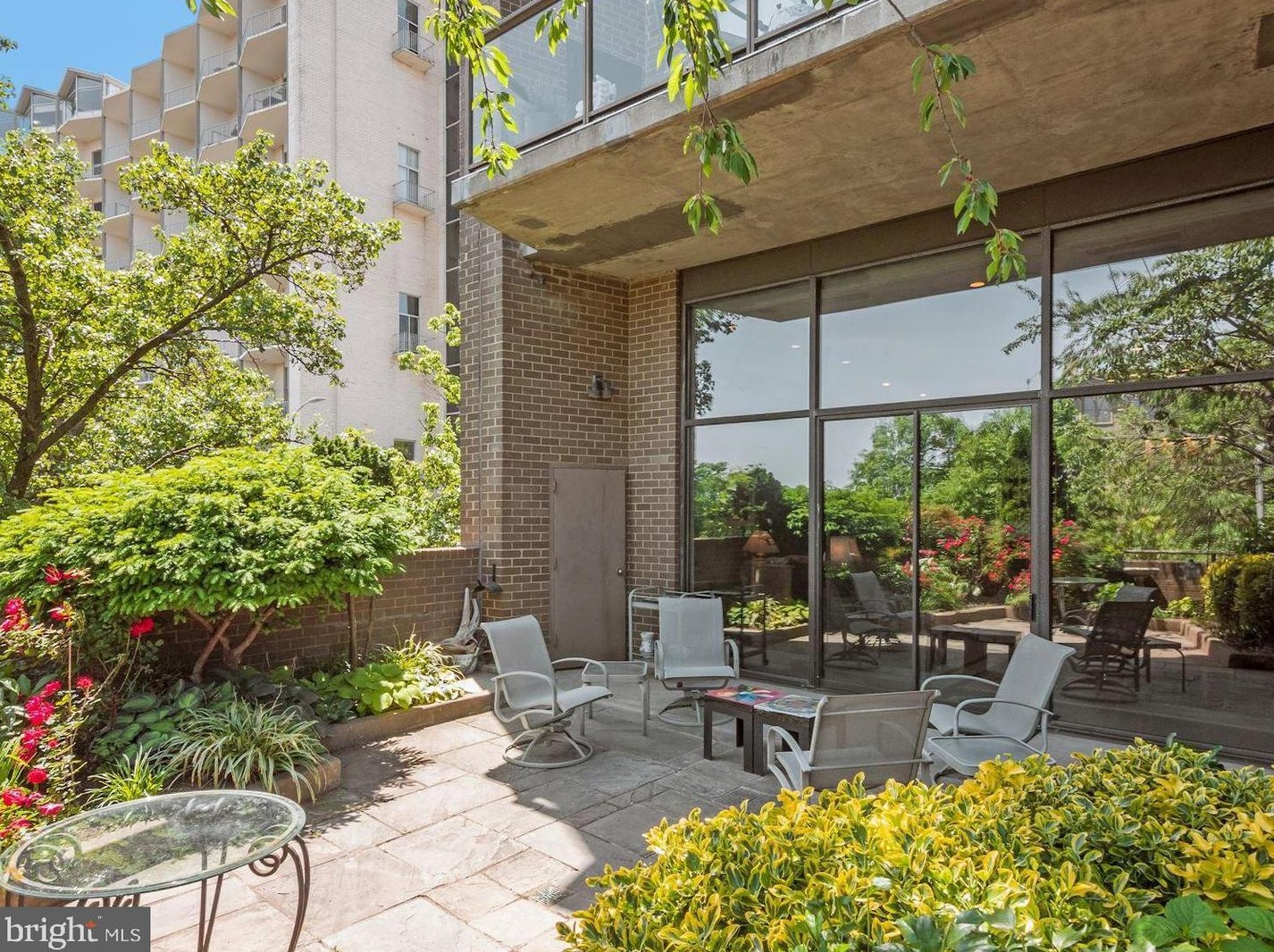 1401 Oak St, Arlington VA  22209-3611 exterior