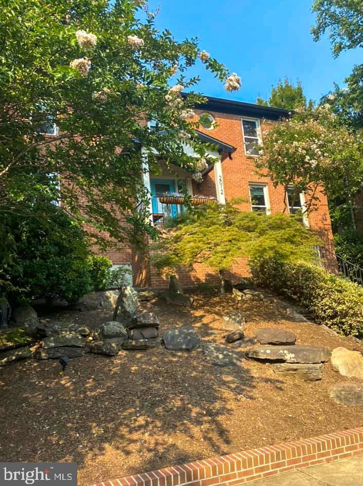 2012 Knoll St, Arlington VA  22202-2148 exterior