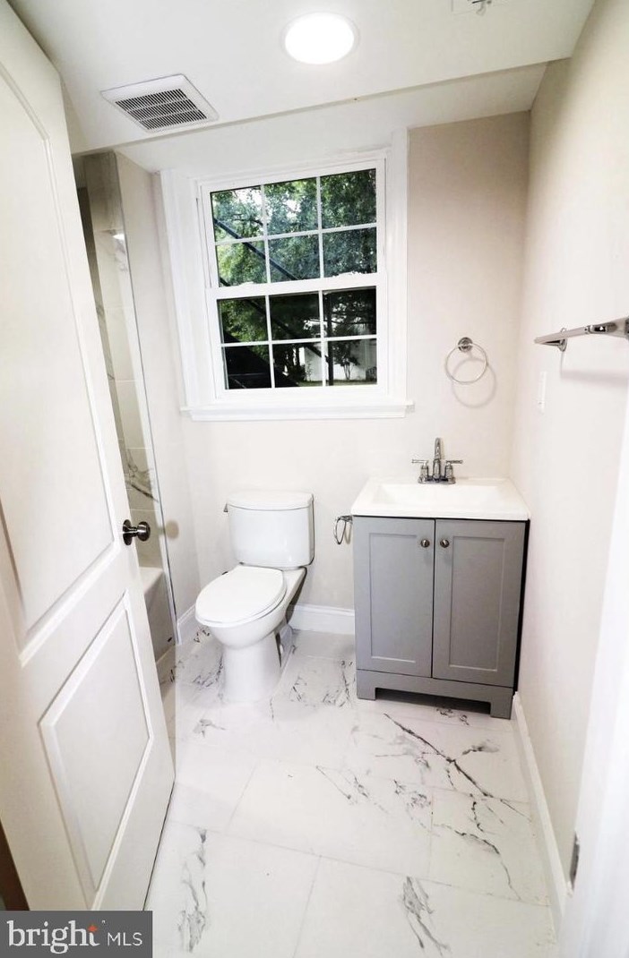 801 Veitch St, Arlington VA  22204-2124 exterior