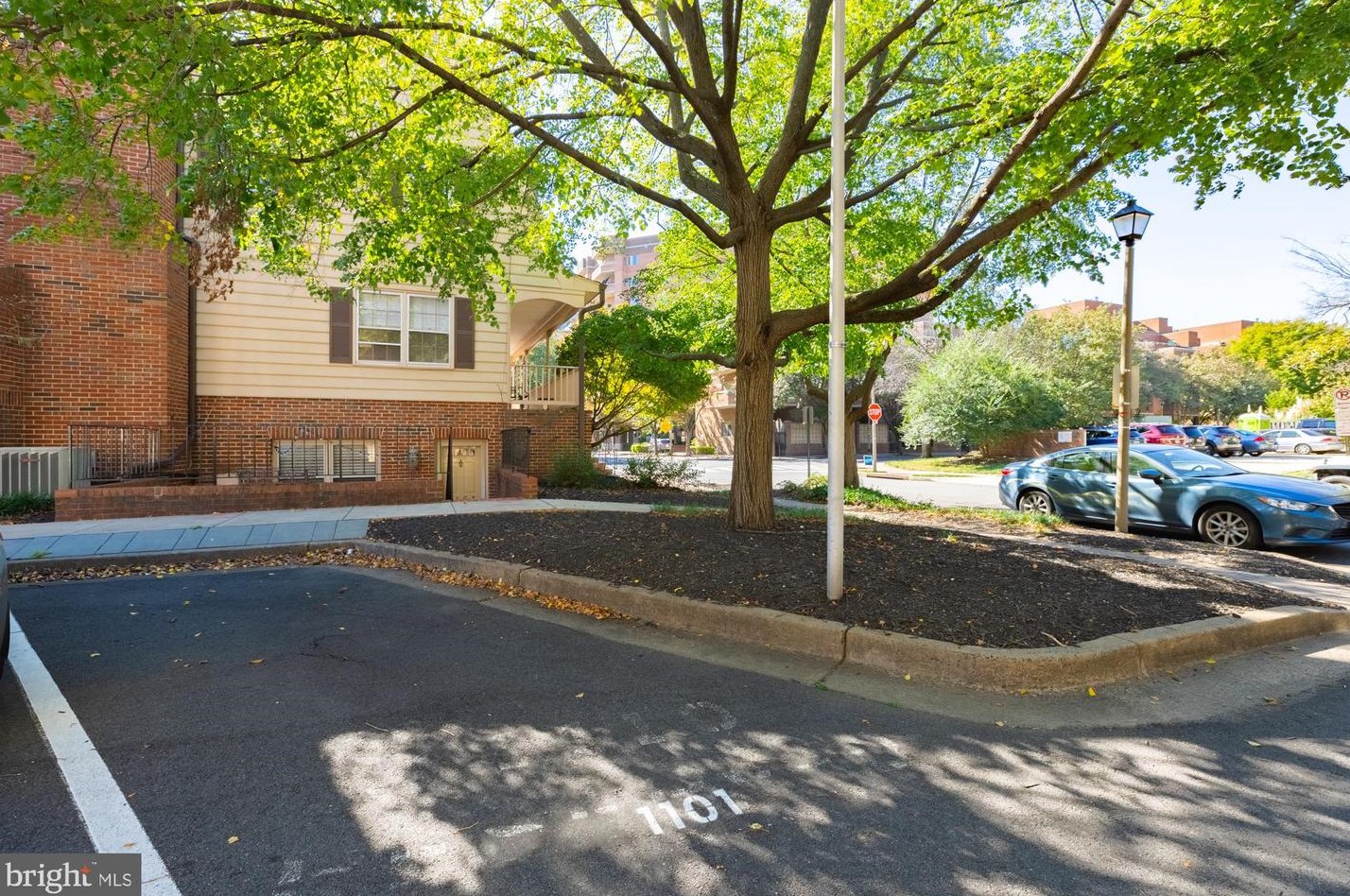 1101 Stuart St, Arlington VA  22201-4717 exterior