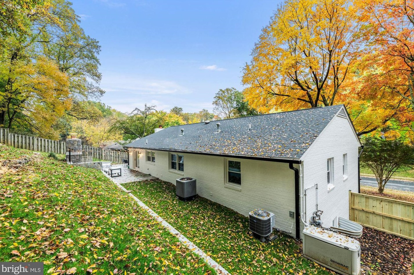 2762 Randolph St, Arlington VA  22207-5223 exterior