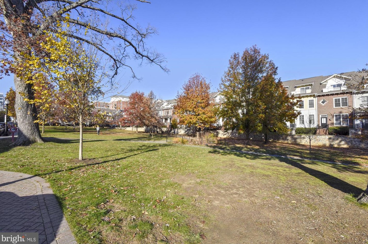 1200 Nash St, Arlington VA  22209-3616 exterior