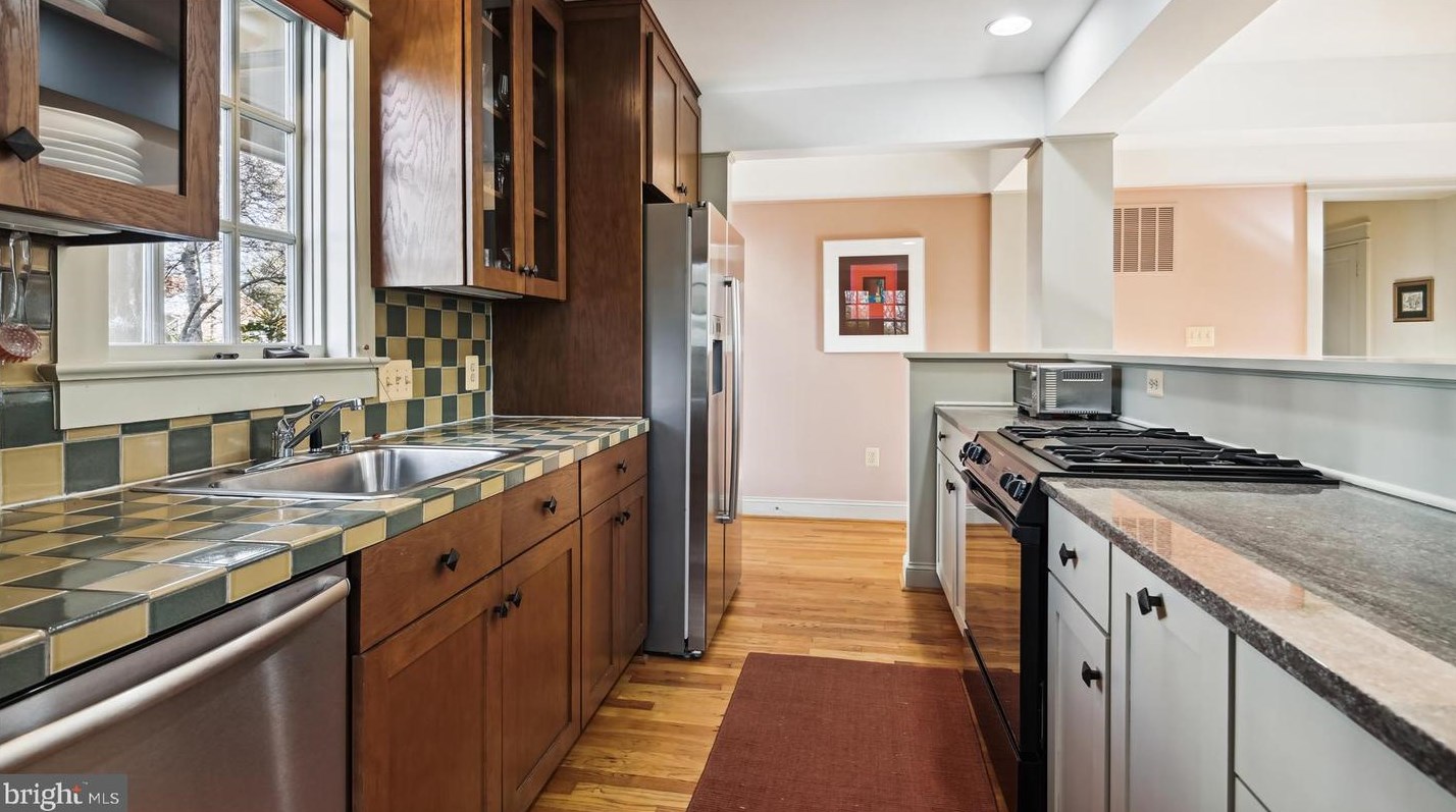 136 Irving St, Arlington VA  22201-1050 exterior