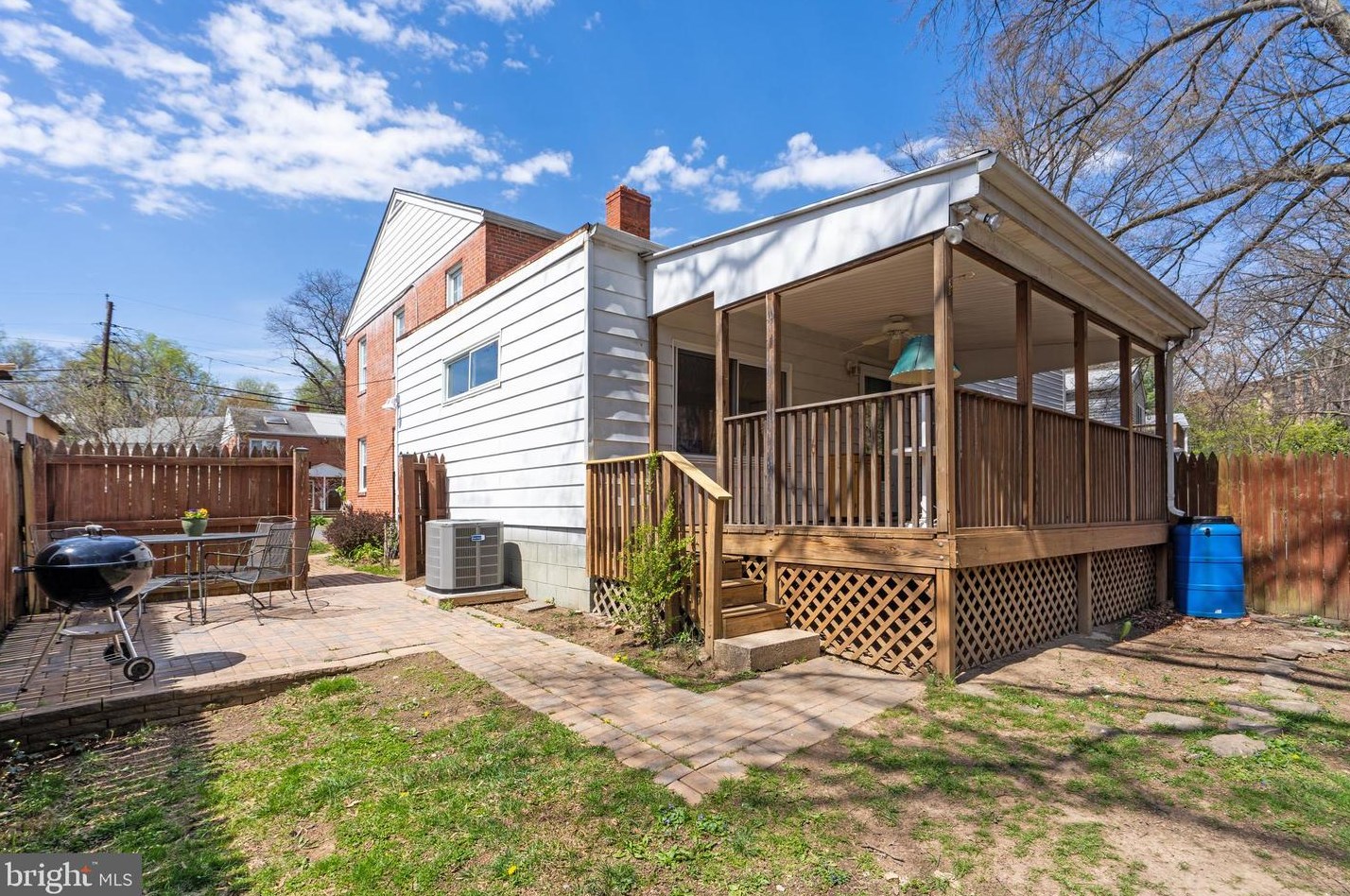 1231 Buchanan St, Arlington VA 22204-1345 exterior