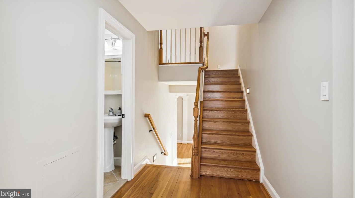 2525 Kenilworth St, Arlington VA  22207-1420 exterior