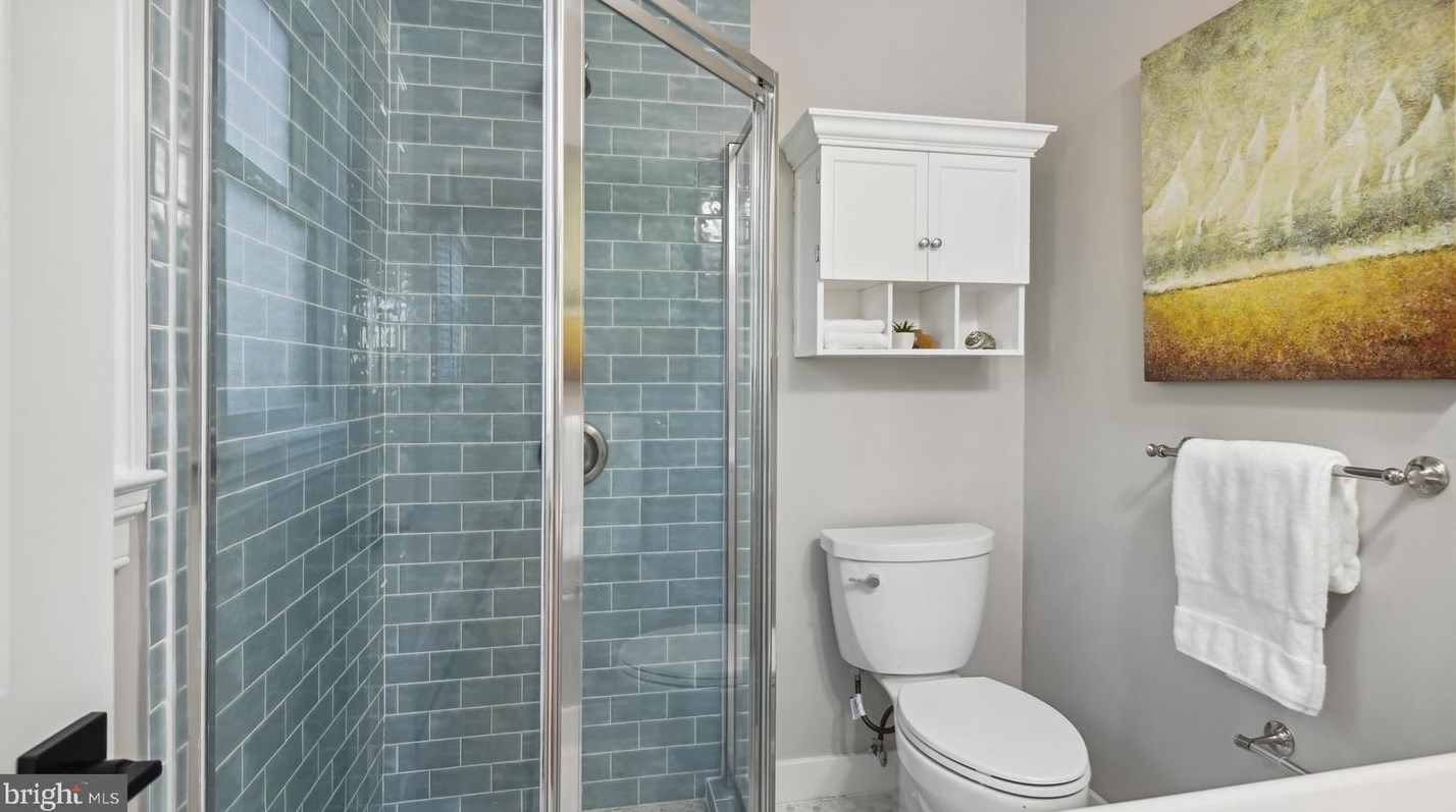 2525 Kenilworth St, Arlington VA  22207-1420 exterior