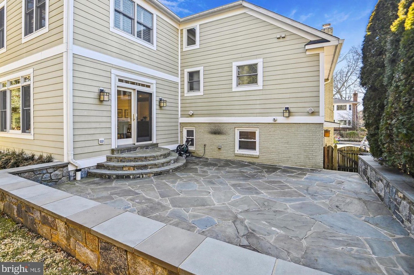 2525 Kenilworth St, Arlington VA  22207-1420 exterior