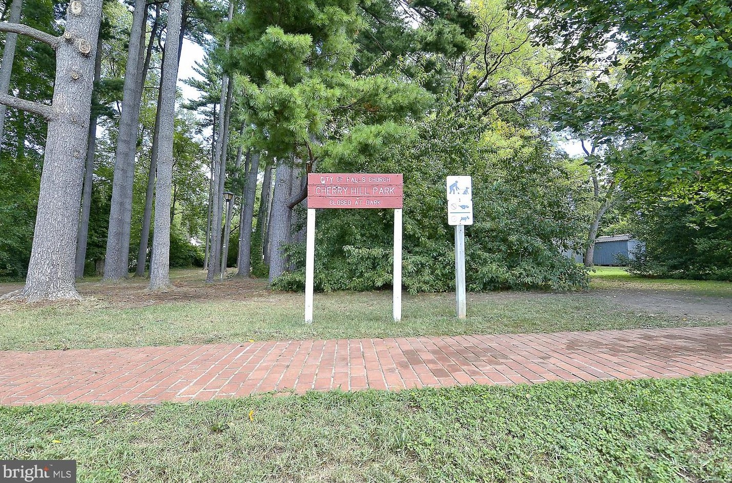 2525 Kenilworth St, Arlington VA  22207-1420 exterior