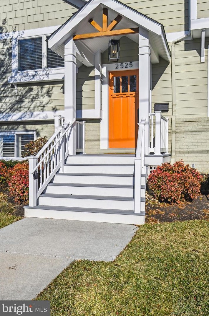 2525 Kenilworth St, Arlington VA  22207-1420 exterior