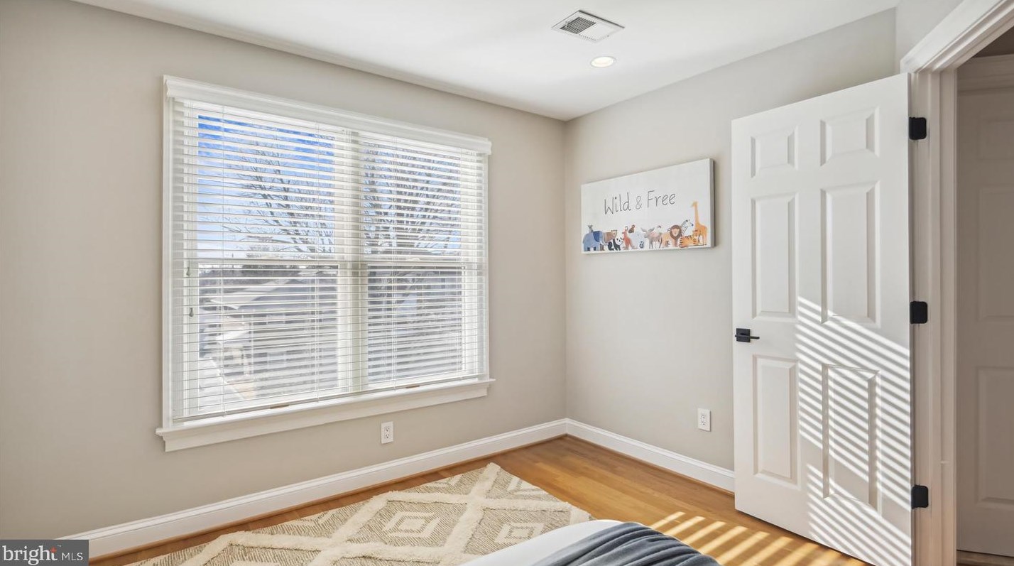 2525 Kenilworth St, Arlington VA  22207-1420 exterior