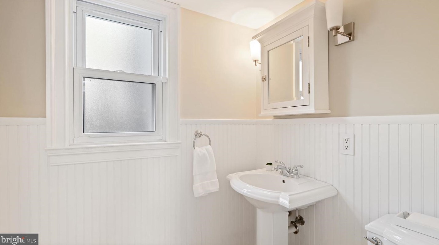 2525 Kenilworth St, Arlington VA  22207-1420 exterior