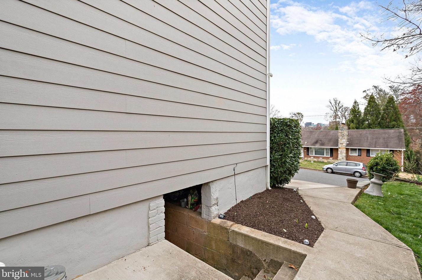 1700 Taylor St, Arlington VA 22204-4046 exterior